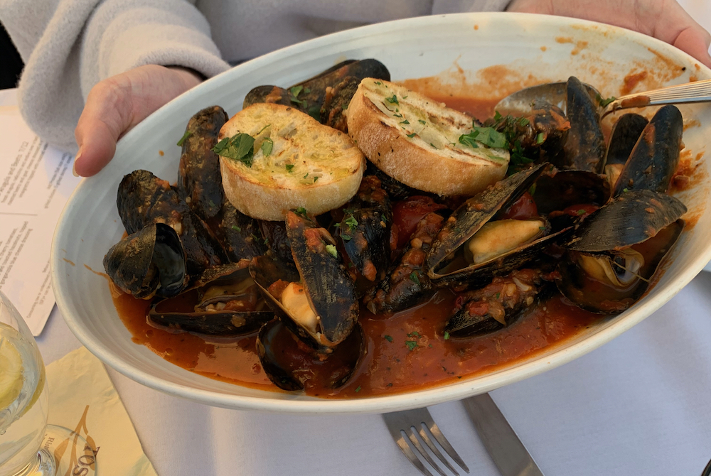 mussels in tomato sauce with toasted garlic bread
